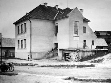 Prvá škola 29.5.1931 vyhorela, na jej mieste bola Prvá škola 29.5.1931 vyhorela, na jej mieste bola